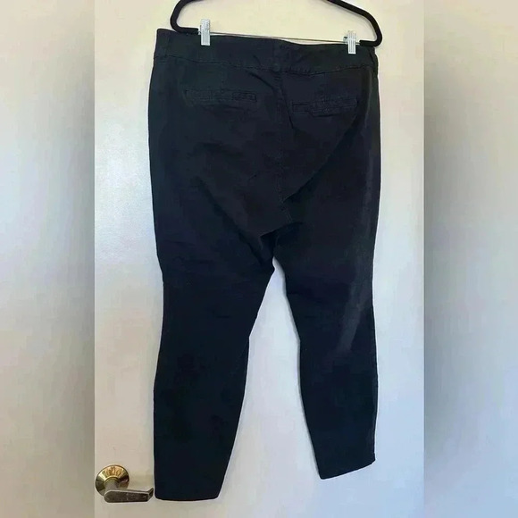 NWOT Torrid Black Capris in Size 18 - Picture 4 of 4
